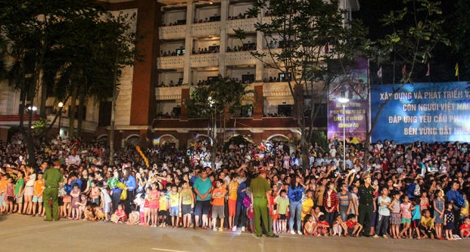 Hàng ngàn người dân tràn ra đường để xem lễ hội.