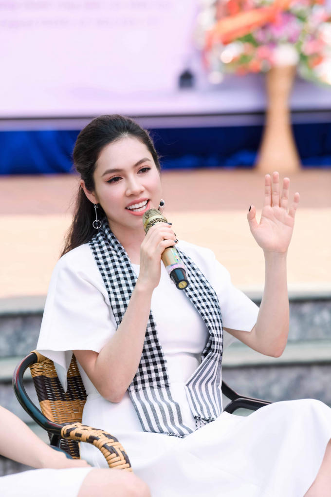 Các người đẹp hoa hậu vượt núi tặng sách cho thanh niên vùng cao