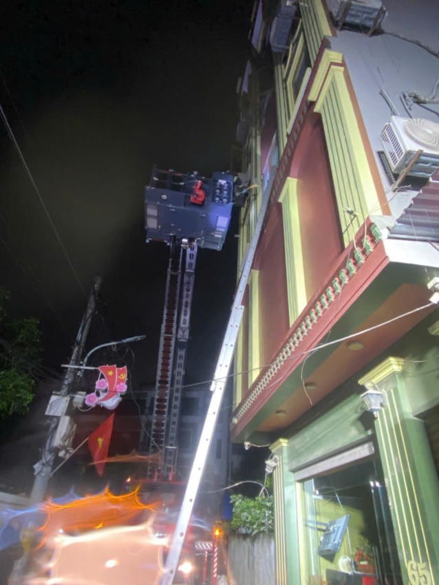 Lực lượng Cảnh sát PCCC và CNCH sử dụng xe thang, thang 3 tiếp cận từ trên cao, phá vỡ cấu kiện để tổ chức cứu người.