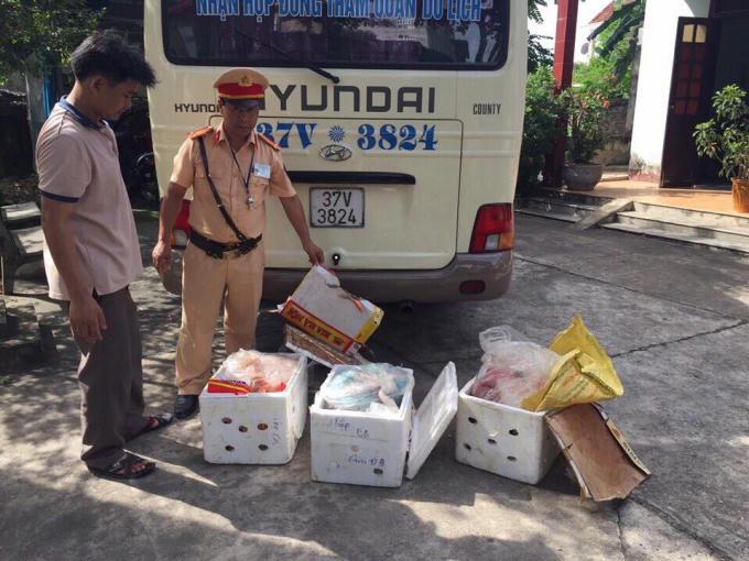 Kiểm tra chiếc xe khách tổ công tác phát hiện số lượng lớn sản phẩm động vật không rõ nguồn gốc, xuất xứ.
