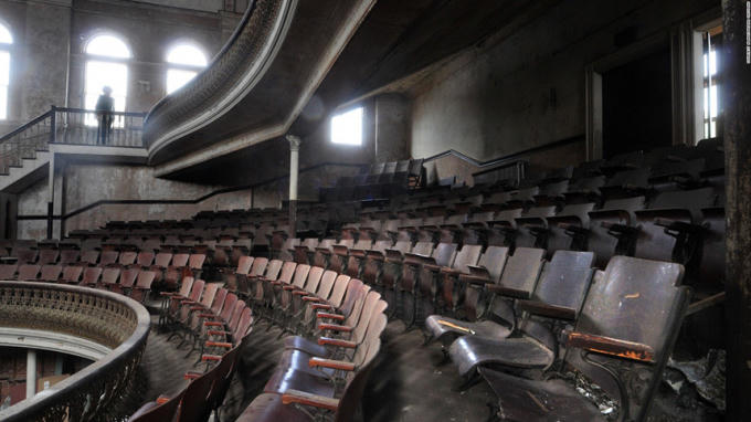 Nhà hát Opera Sterling (Derby, Connecticut ): Được xây dựng vào năm 1889, nhà hát Opera Sterling nhanh chóng bị bỏ hoang bởi những hiện tượng khó hiểu xảy ra tại đây. Nhiều nhà nghiên cứu đã ghi lại được những bóng đen bí ẩn đi lại bên trong ngôi nhà, tiếng trẻ em cười đùa và những dấu tay in hằn trên các bức tường. Thậm chí, nơi đây còn có những luồng khí rợn người luôn bao quan khu vực khán đài. Người ta cho rằng 1.200 chiếc ghế khán giả cũng bị ma quỷ chiếm giữ. Ảnh: Topsimages.