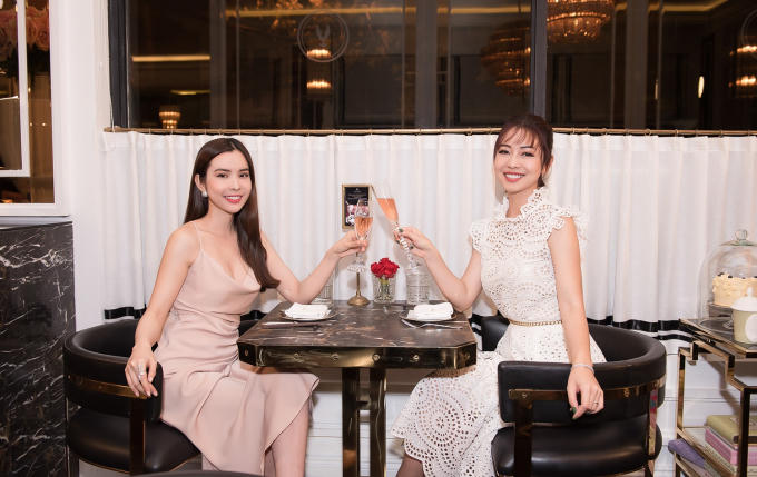 Cô tâm sự với Jennifer Phạm ngày nhỏ từng phải đi phụ giúp việc nhà để chắt góp từng đồng đem về phụ mẹ.