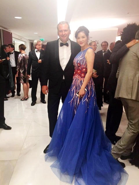 Bertrand Hassini Bonnett và Lý Nhã Kỳ chụp hình cùng nhau trong hậu trường.