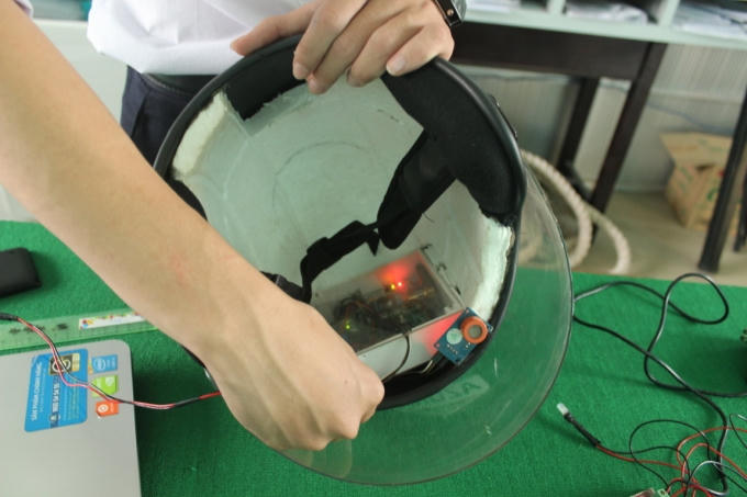 Chiếc mũ bảo hiểm thông minh của Khoa.