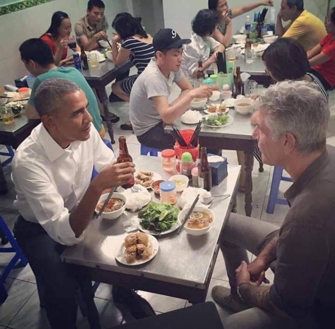 Hình ảnh ông Obama ăn bún chả Hà Nội được đăng tải trên trang cá nhân của Anthony Bourdain.