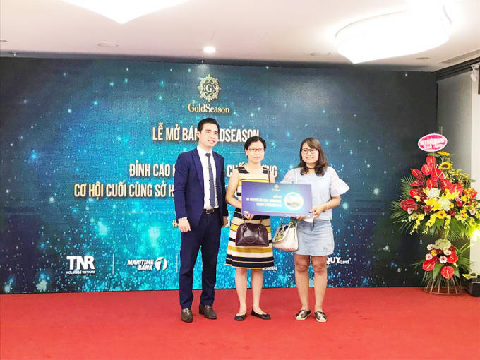 Các khách hàng đặt cọc mua căn hộ từ 18/5 đến 11/6 được tham dự phần bốc thăm may mắn với phần thưởng là các chuyến du lịch hấp dẫn diễn ra vô cùng hồi hộp và hào hứng, 3 nữ chủ nhân xinh đẹp của các chuyến du lịch Singapore, Hàn Quốc, Dubai đã được tìm ra.
