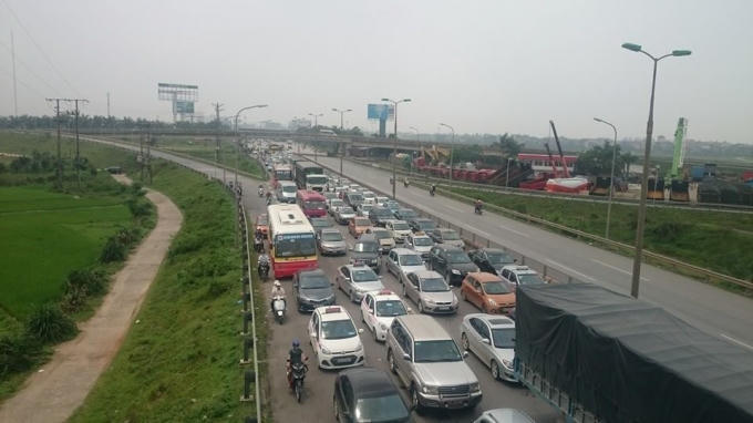 Giao thông Hà Nội kẹt cứng trong ngày nghỉ lễ đầu tiên
