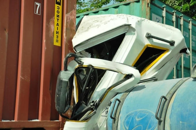 Xe bồn bẹp dúm, biến dạng sau khi va chạm.