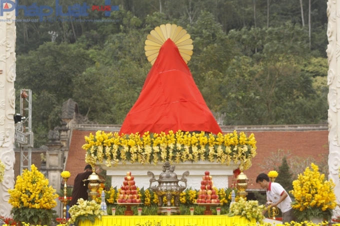Ngay từ rất sớm, nhiều tăng ni, Phật tử đã tới chùa để chiêm bái Phật ngọc sau bức màn che.