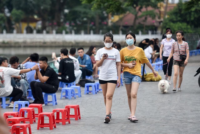 Thế nhưng ngay sau khi nới lỏng cách ly, hàng quán vỉa hè ở khu vực này đã hoạt động tấp nập trở lại.
