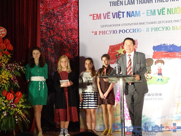 5 em nhỏ trong tổng số 9 em đạt giải được đi thăm Việt Nam từ ngày 24/3 - 2/4.