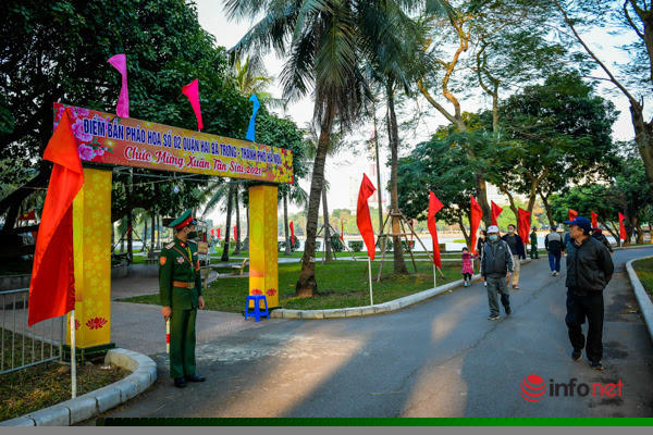 Điểm bắn pháo hoa số 2 nằm trong công viên Thống Nhất thu hút đông đảo người dân có mặt.