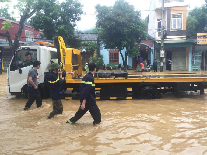 Mưa lớn khiến nhiều nơi ở Hà Giang bị ngập sâu, 2 người chết do lũ cuốn.
