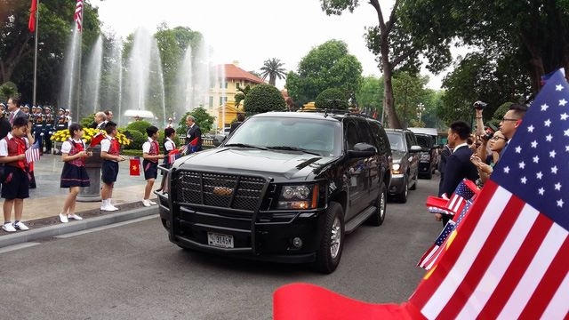 Đoàn xe Tổng thống Obama đến Phủ Chủ tịch.