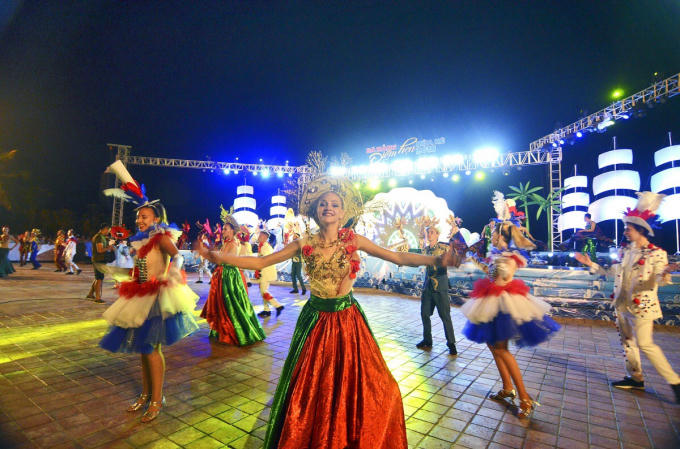 D&agrave;n mỹ nh&acirc;n bikini nhảy flashmob &ldquo;đốt ch&aacute;y&rdquo; b&atilde;i biển Đ&agrave; Nẵng