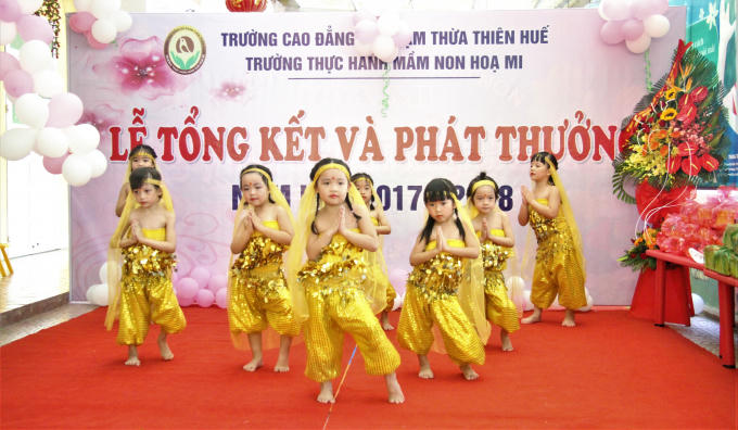 Tiết mục múa Ấn Độ của các bé, tại buổi tổng kết.