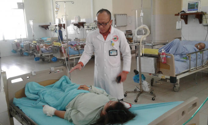 Bác sĩ Phùng Văn Hà thăm khám sau ca phẫu thuật cho bệnh nhân.