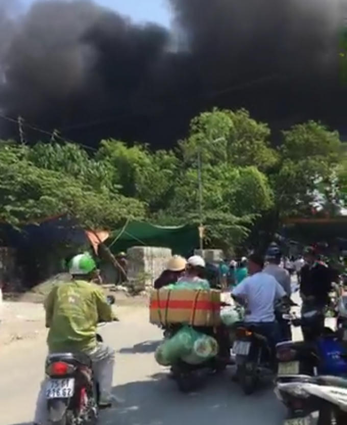 Khói bao trùm khu vực.
