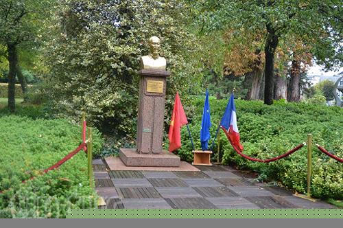 Tượng Bác tại công viên Montreau, thành phố Montreuil, ngoại ô Paris. Ảnh: Bích Hà/TTXVN