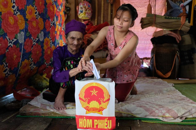 Cụ Ông cho biết dù buồn vì không được hòa vào không khí ngày hội toàn dân nhưng ở nhà vẫn được cầm lá phiếu trên tay khiến cụ rất xúc động.