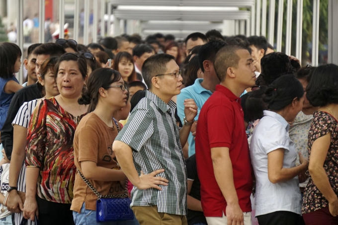 hời tiết Hà Nội sáng 1/5 khá mát mẻ giúp người dân xếp hàng đỡ vất vả hơn