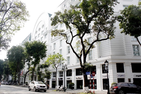 Khách sạn này hiện do VOF sở hữu 50% và Hanoitourist sở hữu 50% còn lại. Với việc VOF dự kiến thu về ít nhất 100 triệu USD từ thoái vốn khỏi khách sạn này, đồng nghĩa Metropole được định giá ít nhất 200 triệu USD, tương đương gần 4.500 tỷ đồng.