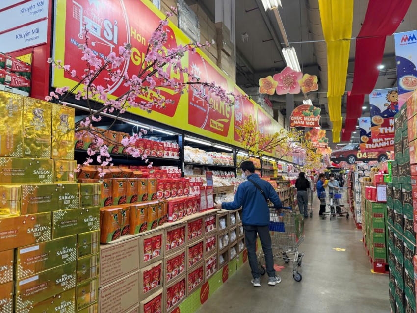 Hàng hóa dồi dào, giá cả ổn định ngày đầu năm Bính Ngọ.