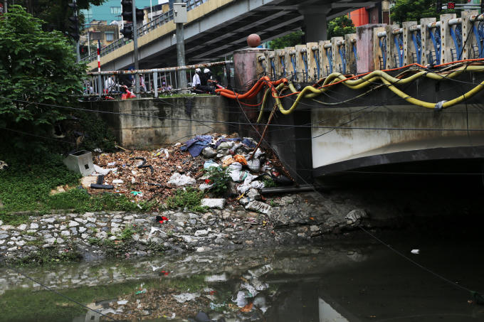 Chân cầu, nơi tập kết rất nhiều loại rác bốc mùi hôi thối rất khó chịu.