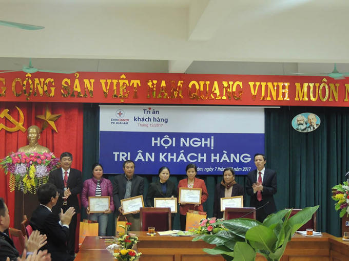 Công ty Điện lực Gia Lâm trao quà quà và bằng khen cho các hộ gia đình tiêu biểu