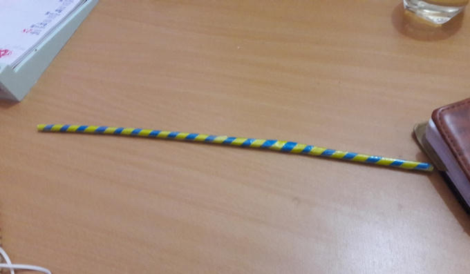 Chiếc que mà cô Đào sử dụng để "gõ" vào tay cháu Long.