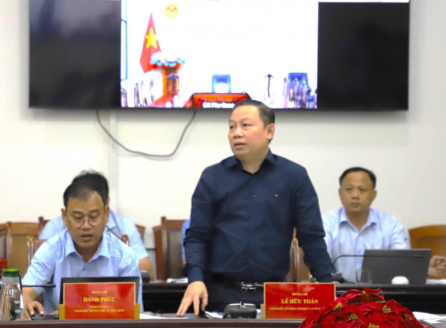 Giám đốc Sở Nông nghiệp và Môi trường Lê Hữu Toàn phát biểu tại cuộc họp