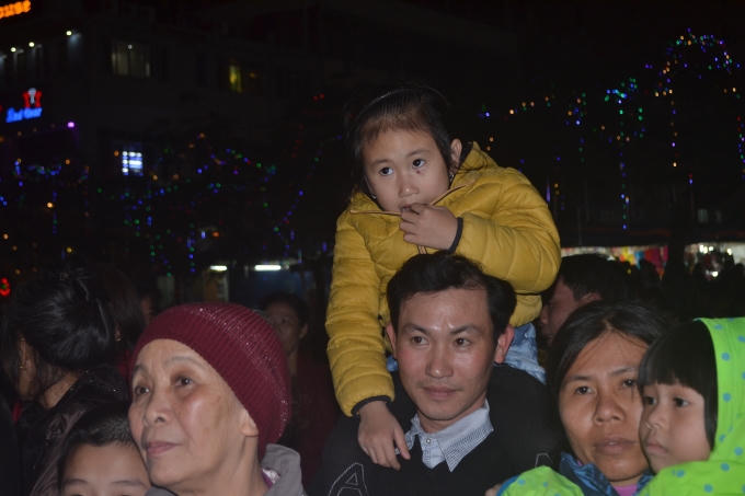 Du kh&aacute;ch được h&ograve;a m&igrave;nh trong &acirc;m nhạc giữa biển đảo qu&ecirc; hương.