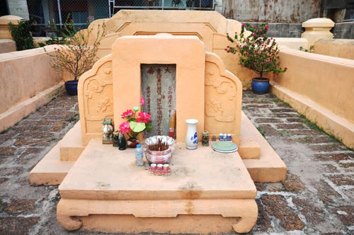 Theo nhiều tài liệu đã ghi chép, ông Tạ Dương Minh là một người minh hương lánh nạn sang Việt Nam đến khu vực này khai khẩn, lập ấp tại vùng Linh Chiểu xưa và lập ngôi chợ đầu tiên mang tên hiệu ông là chợ Thủ Đức. Hiện, ngôi chợ hơn 100 tuổi vẫn giữ được kiến trúc cổ, là nơi buôn bán có tiếng của thành phố.