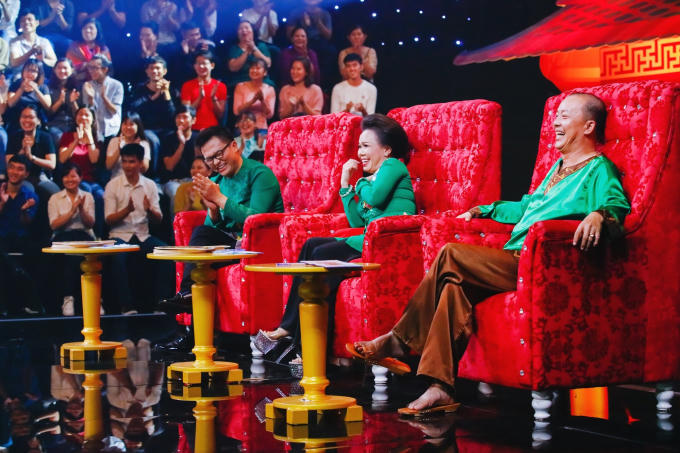 Thót tim kiều nữ Làng Hài Mở Hội nhai than, nuốt kiếm mưu sinh