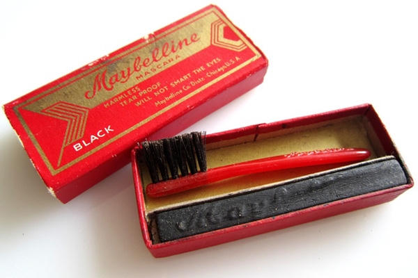 Mascara: Trước khi được thiết kế với dạng tube và cây cọ tiên tiến như bây giờ, mascara từng có thể rắn, được đựng trong hộp giấy cỡ phong kẹo cao su kèm theo một chiếc bàn chải như bàn chải đánh răng tí hon.
