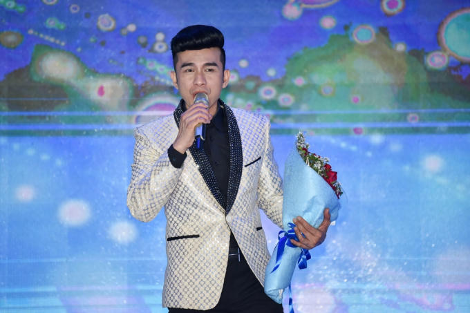 Ca sĩ đan trường trình diễn "Đi về nơi xa" và "Tình khúc vàng".