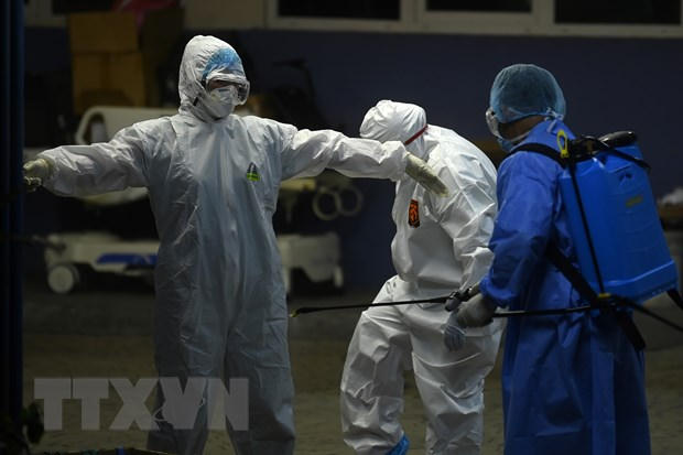 Phun thuốc khử trùng nhằm ngăn chặn sự lây lan của dịch COVID-19 tại San Salvador, El Salvador. (Nguồn: AFP/TTXVN)
