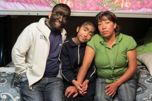 Aceves cùng vợ cũ và con gái nhỏ Araceli.