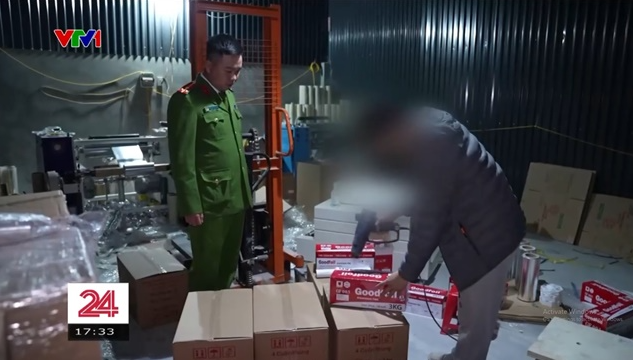 Cơ quan chức năng kiểm tra cơ sở sản xuất màng bọc thực phẩm giả.