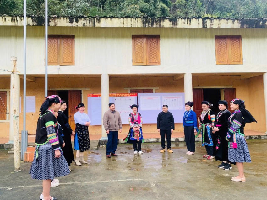 Nhân dân các dân tộc trên địa bàn xã phấn khởi trước thềm bầu cử. (Ảnh: Hoàng Chính)