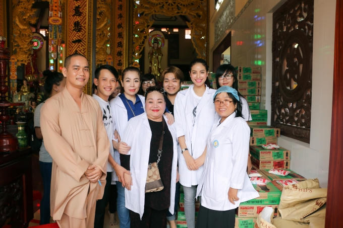 Hoa hậu Phạm Hương c&ugrave;ng &ldquo;b&agrave; ngoại&rdquo; Ngọc Gi&agrave;u đi từ thiện