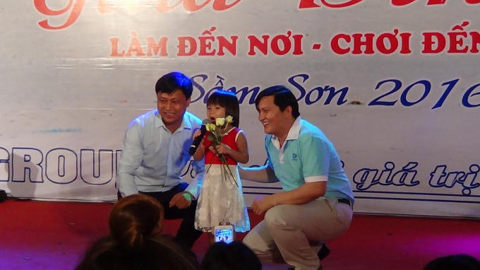Nhiều người yêu thích và chụp ảnh khi bé Hà Anh biểu diễn tại Sầm Sơn - Thanh Hóa.