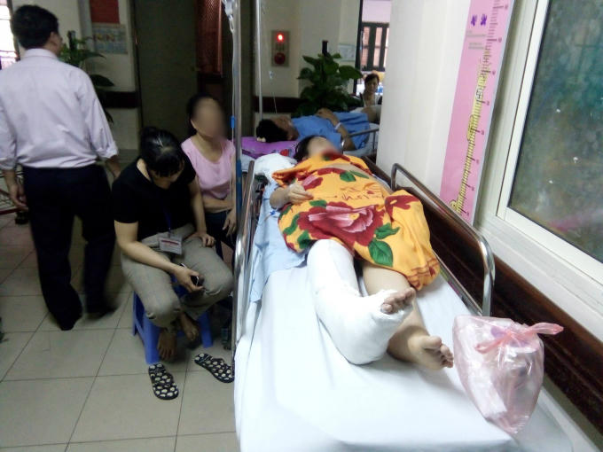 Người nhà tái xế lái xe cứu thương (áo hồng) tới thăm hỏi nạn nhân.