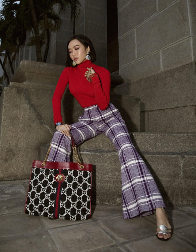 Diệu Nhi cũng bắt đầu hưởng ứng không khí Giáng sinh với áo len đỏ, quần caro ống loe theo phong cách cổ điển. Tuy nhiên, nữ danh hài có vẻ hơi tham lam khi dùng quá nhiều phụ kiện bản to, tạo cảm giác nặng nề.