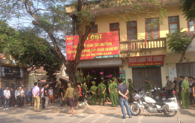 Lực lượng chức năng Công an huyện Thường Tín nhanh chóng có mặt tại hiện trường giải cứu người phụ nữ.