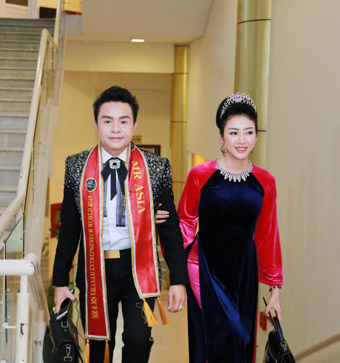 Tân Hoa hậu Võ Nhật Phượng sánh đôi cùng Nam vương Huy Hoàng ủng hộ chương trình “Vì biển đảo quê hương”