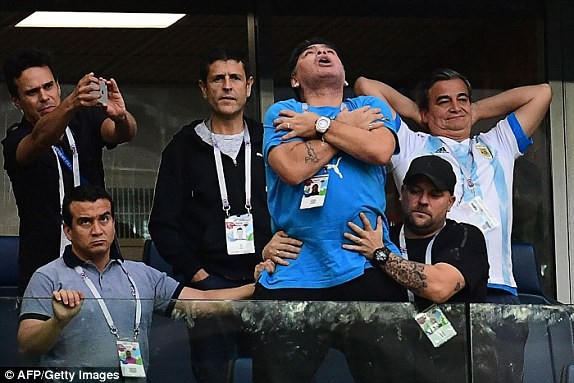 Niềm vui của Maradona trên khán đài