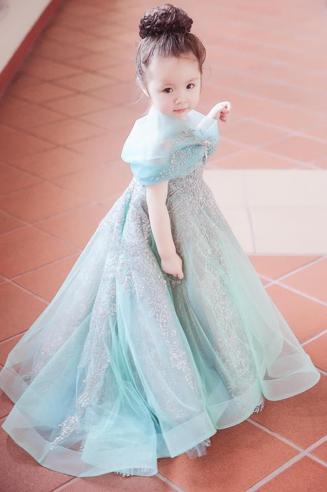 Trong bộ h&igrave;nh mới, b&eacute; Mộc Tr&agrave; h&oacute;a th&acirc;n th&agrave;nh n&agrave;ng Lọ Lem v&ocirc; c&ugrave;ng xinh đẹp.