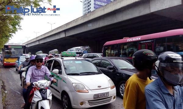 H&agrave; Nội: D&ograve;ng người &ugrave;n &ugrave;n &ldquo;rời đ&ocirc;&rdquo;, c&aacute;c cửa ng&otilde; &ugrave;n tắc