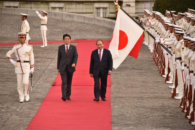 Thủ tướng Nguyễn Xuân Phúc và Thủ tướng Nhật Bản Shinzo Abe duyệt đội danh dự Nhật Bản (Ảnh: Nguyễn Trung/ từ Tokyo, Nhật Bản).